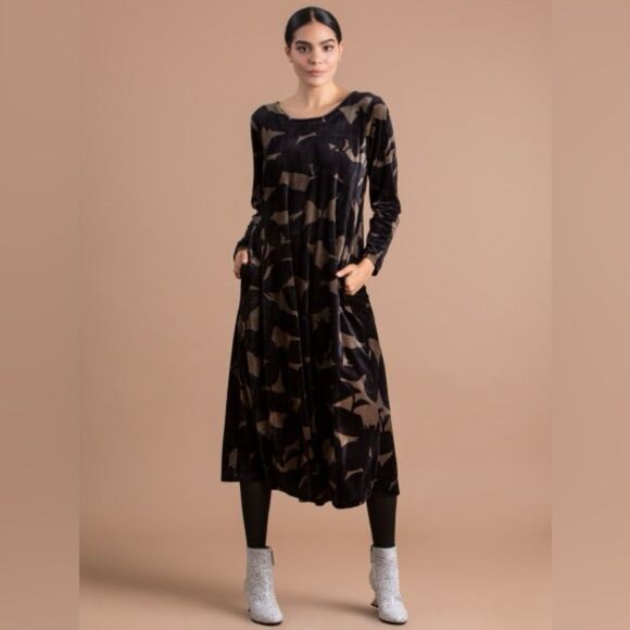Alembrika This midi-length dress lets the lush velvet botanical print - Picture 1 of 10